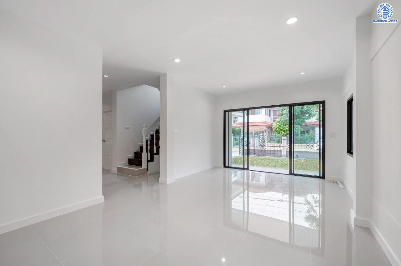 บ้านมือสองตกแต่งใหม่ โครงการ รติรมย์ 2 ราชพฤกษ์-กาญจนาภิเษก ซ.สวนผัก32 บ้านดีไซน์สวยพร้อมอยู่ เนื้อที่ 60 ตร.ว. ฟังก์ชัน 3 ห้องนอน 2 ห้องน้ำ 2 ที่จอดรถ บนทำเลศักยภาพ เชื่อมต่อหลายเส้นทางหลัก ใกล้ทางด่วน "ศรีรัช" และแหล่ง Community Mall ชั้นนำมากมาย